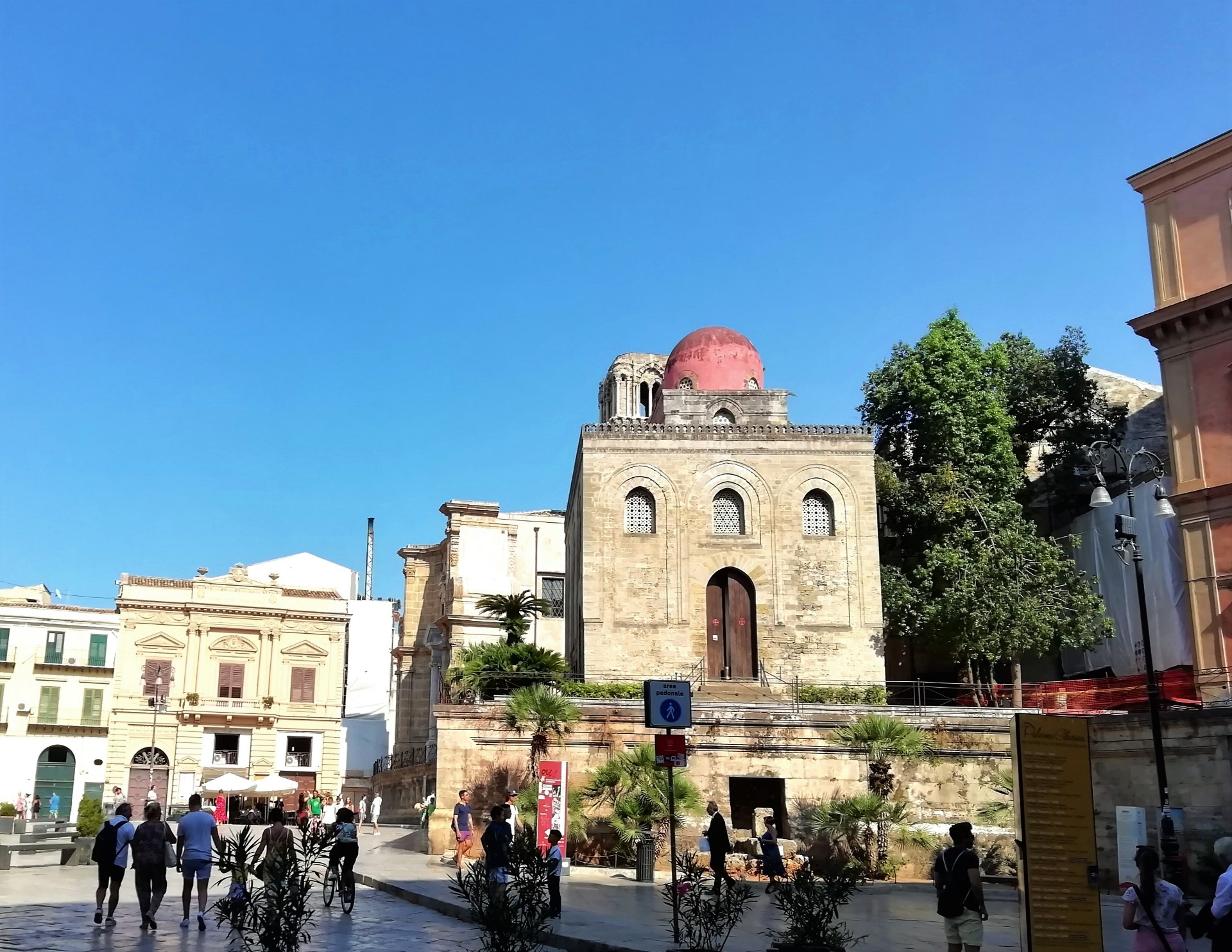 San Cataldon kirkko 1000-luvulta. Arabonormanni -tyyliin.
